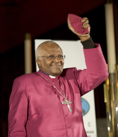 Archbishop Desmond Tutu responds to a standing ovation from the audience at Grace Cathedral. Photo credit: Steve Fisch
