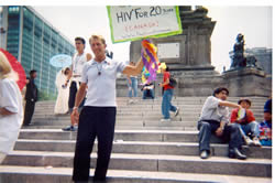Foto: Bradford McIntyre es hacia fuera sobre VIH en los pasos del Angel de la Independencia en la apertura de las ceremonias de la XXVI Marcha Del Orgullo LGBT De La Ciudad De Mxico. Mxico, junio de 2004