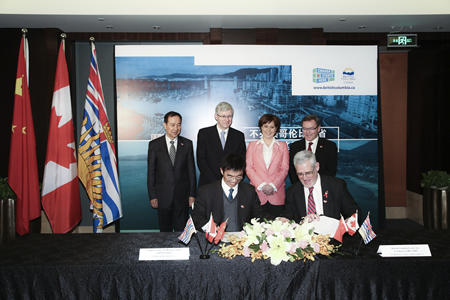 Dr. Zunyou Wu, director of NCAIDS/China CDC, and Dr. Julio Montaner of BC-CfE shake hands after signing of a memorandum of understanding.