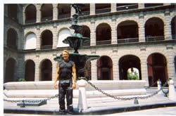 Foto: Bradford McIntyre en el Palacio Nacional, Mxico D.f., Mxico. 2004