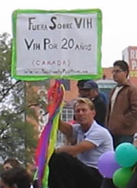 Foto: Bradford McIntyre - FUERA SOBRE VIH - VIH POR 20 ANOS - en Angel de la Independencia - Fuera Sobre del VIH en Ciudad de Mxico - XXVI Marcha del Orgullo LGBTT - 26 de junio de 2004