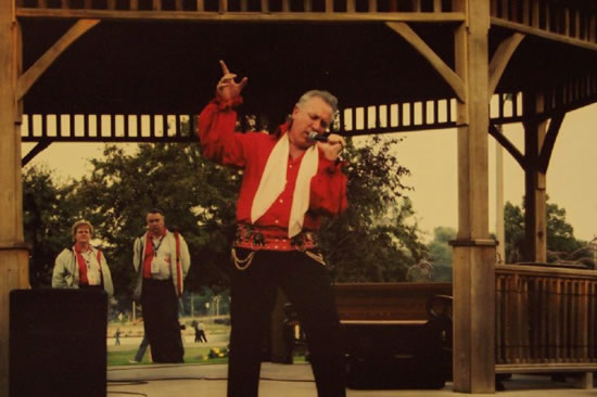 Greg_McIntyre, SILVER ELVIS, on stage.