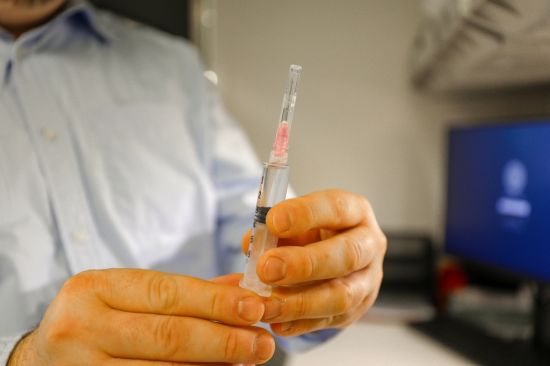 A study in nonhuman primates found a dramatic decrease in levels of the monkey form of HIV after one shot of Therapeutic Interfering Particles, or TIPs. The study’s results suggest that one TIP shot could prevent a person living with HIV from passing the virus onto anyone else. Results from this research will be used to inform a planned clinical trial in people. (OHSU/Christine Torres Hicks) OHSU/Christine Torres Hicks