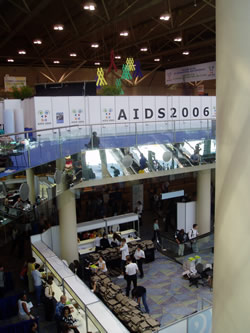AIDS 2006: Delegates checking in, pick up Conference bag and materials.