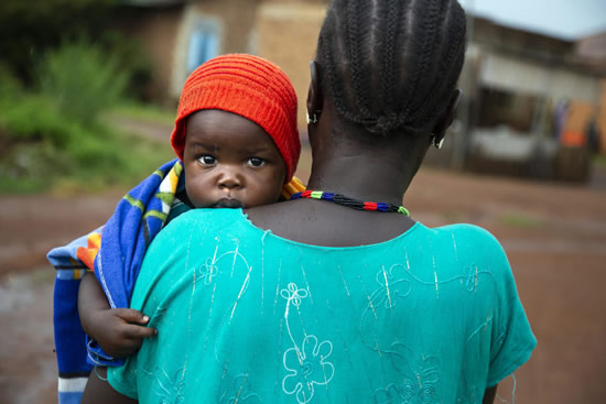 Photo: Veronica Marco Bareza carries her youngest child, Mubarak (9 months), at the hospital in Wau, South Sudan. (CNW Group/Canadian Unicef Committee)
