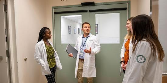 Clinical Associate Professor Wesley Kufel working with Binghamton University School of Pharmacy students. Image Credit: Jonathan Cohen.