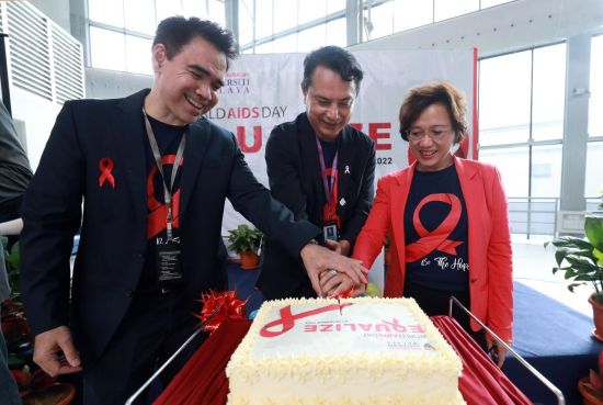 Photo: (From left to right) Universiti of Malaya associate professor of infectious diseases Dr Raja Iskandar Shah Raja Azwa, UMMC deputy director Dr Mohd Salleh Yahaya, and Malaysian AIDS Foundation chairperson Prof Dr Adeeba Kamarulzaman at the World AIDS Day Celebration, organised by the Malaysian AIDS Foundation and University of Malaya Medical Centre (UMMC) on December 1, 2022. Picture courtesy of UMMC. World AIDS Day Celebration, Dec 1, 2022