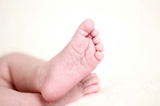 Most babies born with syphilis don't show symptoms at first. Photo by Megan Menegay via Unsplash small baby feet