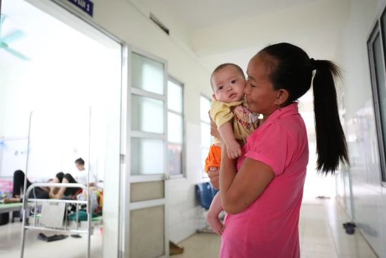 Ha Thi La, holds her daughter Ha Thi Bich Tram, 3 months old, while visiting a family member in the maternity ward at Mai Chau District Hospital, in Mai Chau, Vietnam on May 14, 2019. Photo © Dominic Chavez/The Global Financing Facility Ha Thi La, holds her daughter Ha Thi Bich Tram